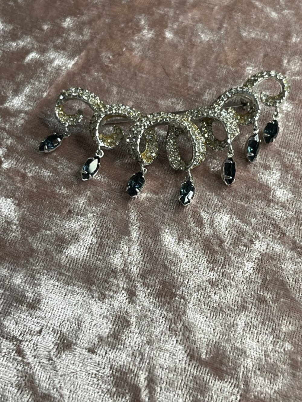 Unbranded Size OSFM Elegant Silver Tone Brooch with Black Crystal Dangles and Cl